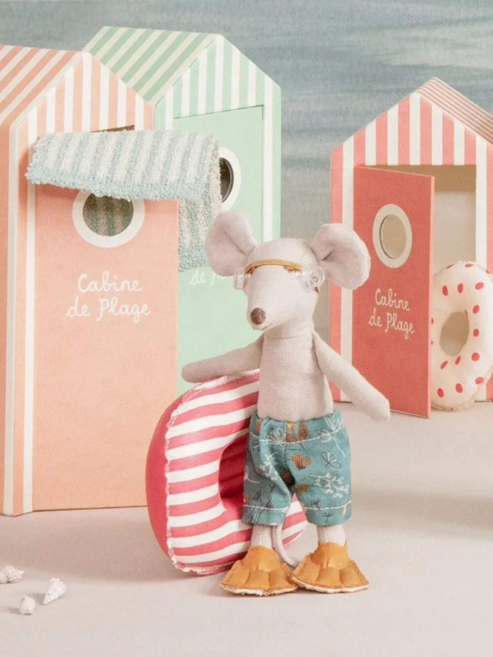 Maileg Big Brother Beach Mouse in Cabin de Plage